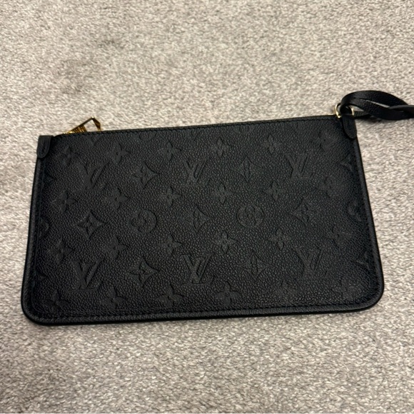 Louis Vuitton Carryall MM Pouch - Picture 1 of 6